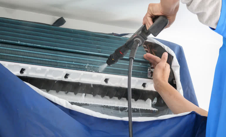 Czyszczenie ciśnieniowe klimatyzatora krok po kroku: narzędzia, osłony i chemia