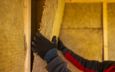 Wełna mineralna: właściwości, rodzaje i zastosowanie. Jak dobrać izolację do dachu i ścian?